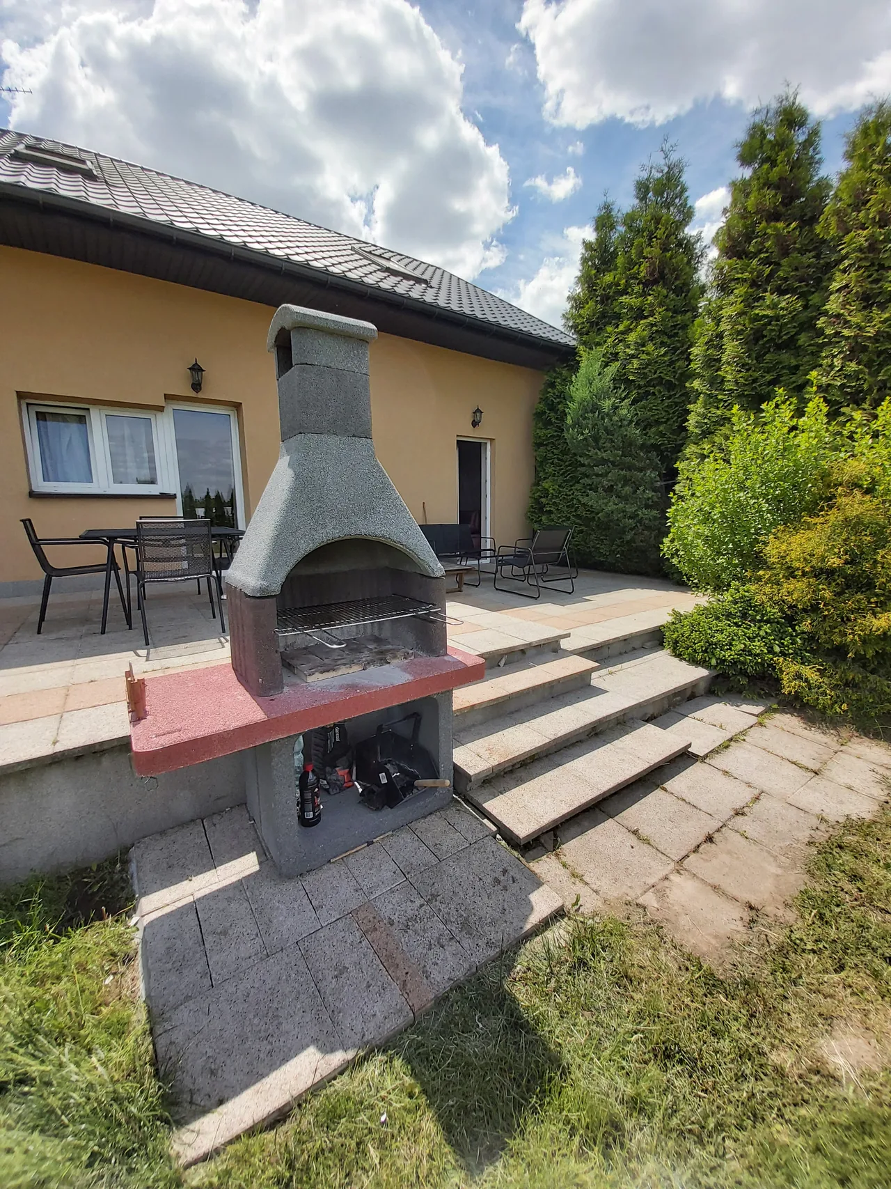 Ogród agroturystyki Mariano z murowanym grillem i miejscem do wypoczynku